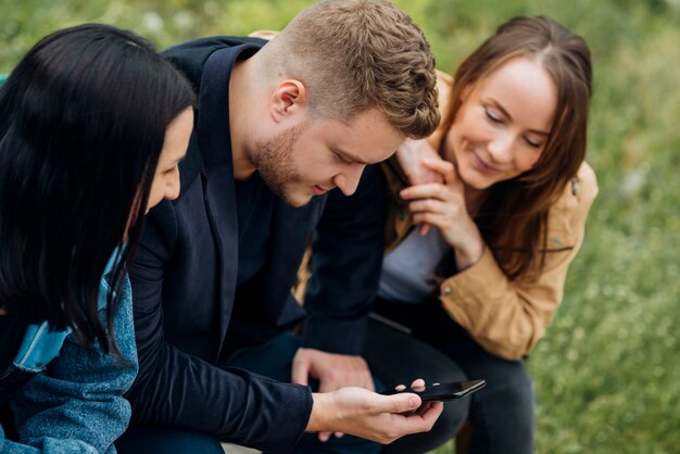 Pessoas focadas sentado e usando celular