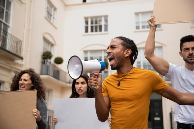Pessoas gritando em protesto de perto