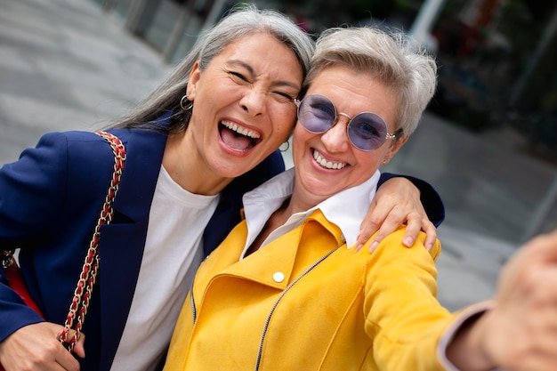 Foto grátis pessoas idosas felizes brincando