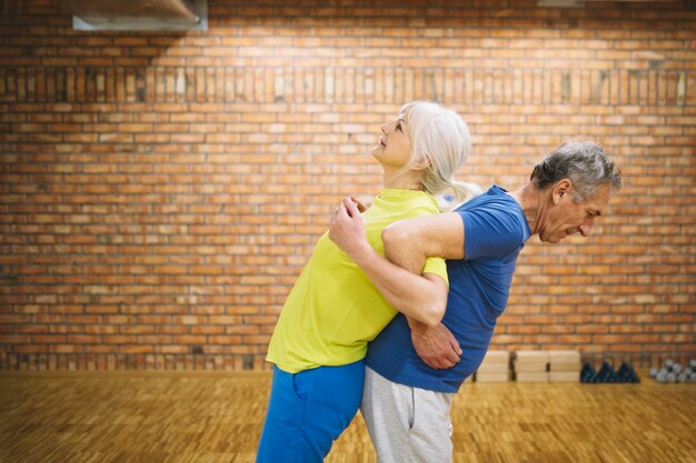 Pessoas idosas no estúdio de ginástica