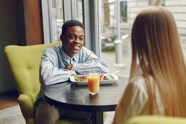 Pessoas internacionais em pé em um café e bebendo suco