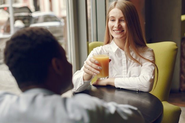 Pessoas internacionais em pé em um café e bebendo suco