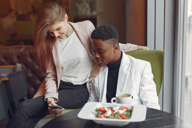 Pessoas internacionais sentados em um café e tomando um café