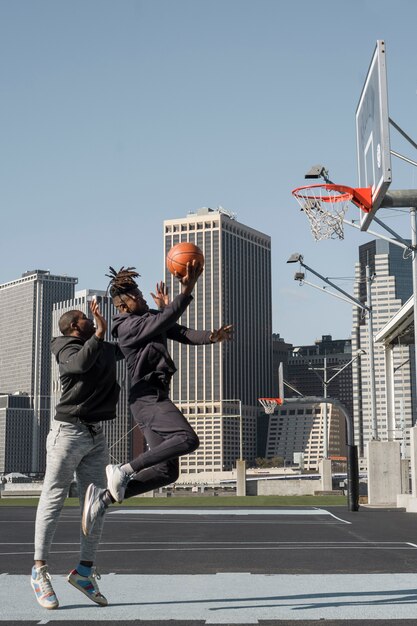 Pessoas jogando basquete