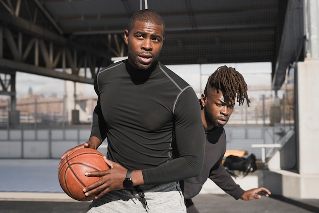 Foto grátis pessoas jogando basquete