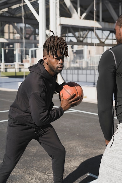 Pessoas jogando basquete