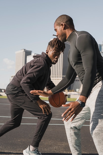 Foto grátis pessoas jogando basquete