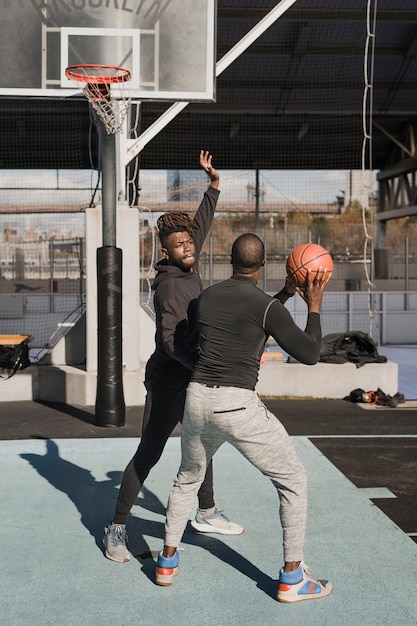 Foto grátis pessoas jogando basquete