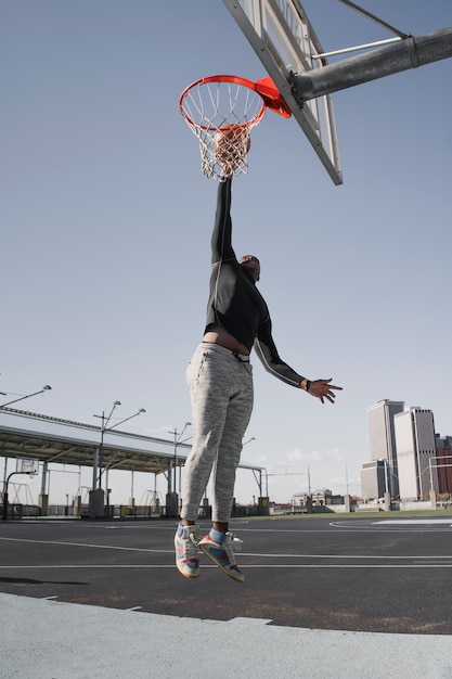 Foto grátis pessoas jogando basquete