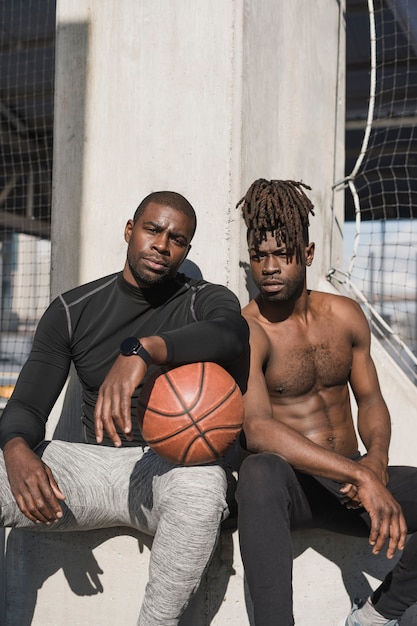 Foto grátis pessoas jogando basquete