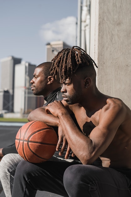 Foto grátis pessoas jogando basquete