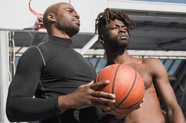 Pessoas jogando basquete