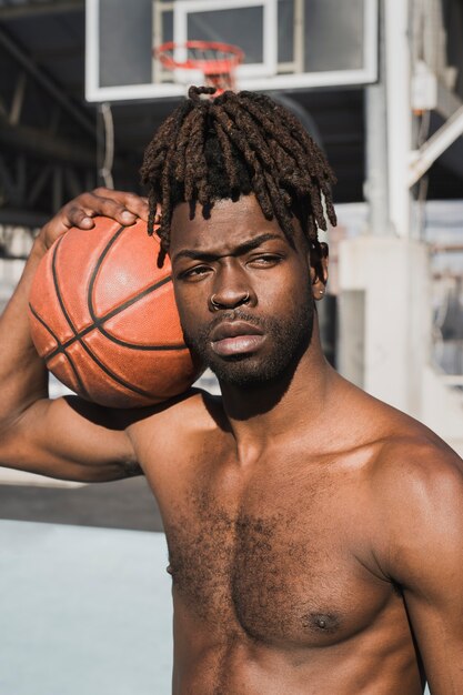 Pessoas jogando basquete