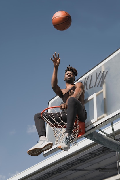 Foto grátis pessoas jogando basquete