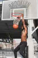 Foto grátis pessoas jogando basquete