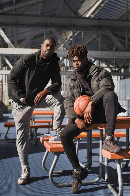 Pessoas jogando basquete