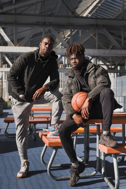 Pessoas jogando basquete