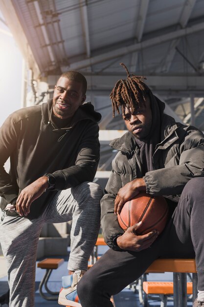 Pessoas jogando basquete