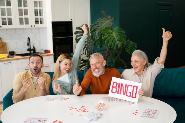 Pessoas jogando bingo juntas