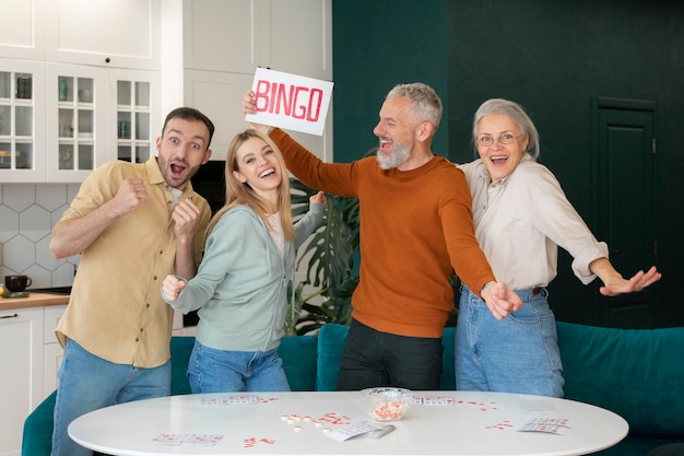 Foto grátis pessoas jogando bingo juntas