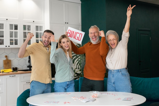 Foto grátis pessoas jogando bingo juntas