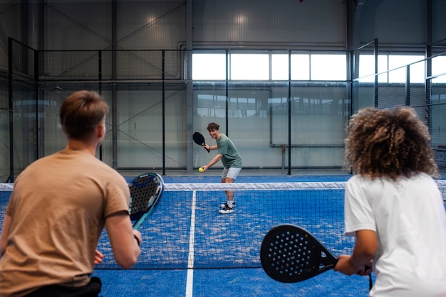 Foto grátis pessoas jogando padel dentro