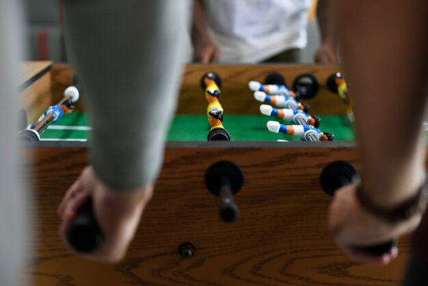 Pessoas, jogar, desfrutando, pebolim, tabela, futebol, jogo recreação, lazer