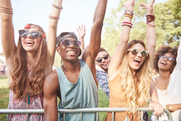 Pessoas jovens e alegres se divertindo juntos