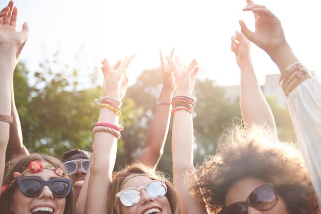 Pessoas jovens e alegres se divertindo juntos