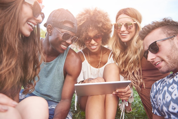 Foto grátis pessoas jovens e alegres se divertindo juntos