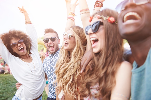 Foto grátis pessoas jovens e alegres se divertindo juntos