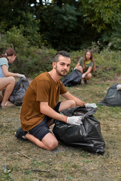 Foto grátis pessoas limpando lixo da natureza