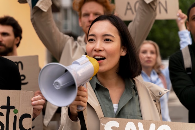 Foto grátis pessoas marchando em protesto contra o aquecimento global