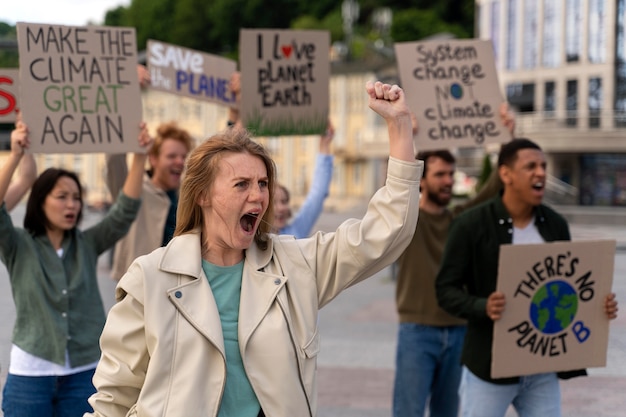 Pessoas marchando juntas em protesto contra o aquecimento global