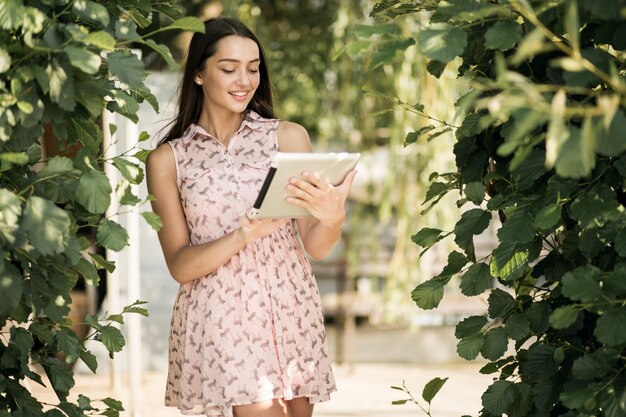 Foto grátis pessoas meninas felizes ao ar livre papel adulto