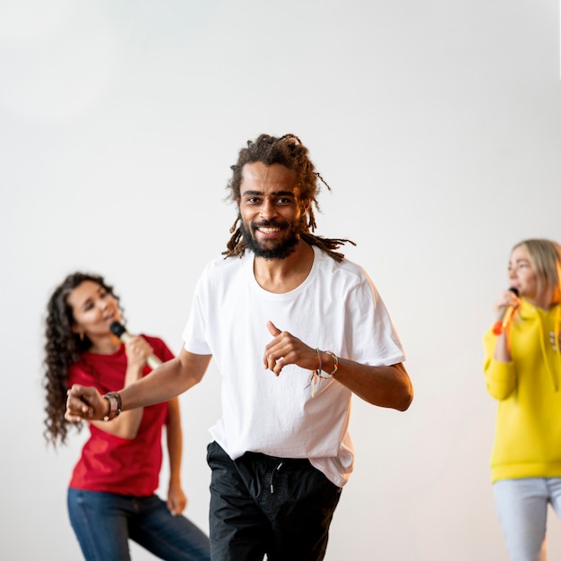 Foto grátis pessoas multirraciais festejando juntos