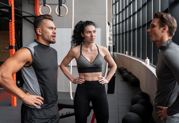 Pessoas na academia conversando e fazendo planos de exercícios