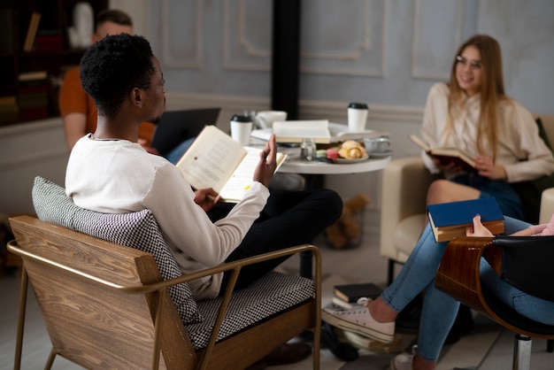 Pessoas na biblioteca lendo livros
