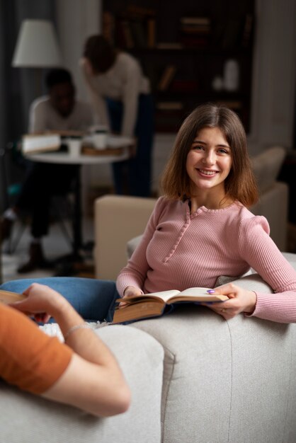 Pessoas na biblioteca lendo livros