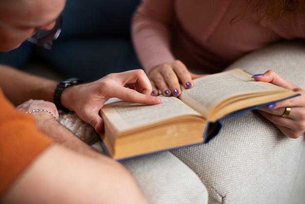 Pessoas na biblioteca lendo livros