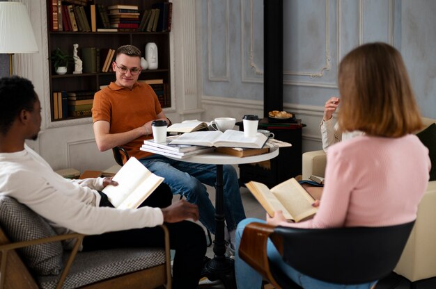 Pessoas na biblioteca lendo livros