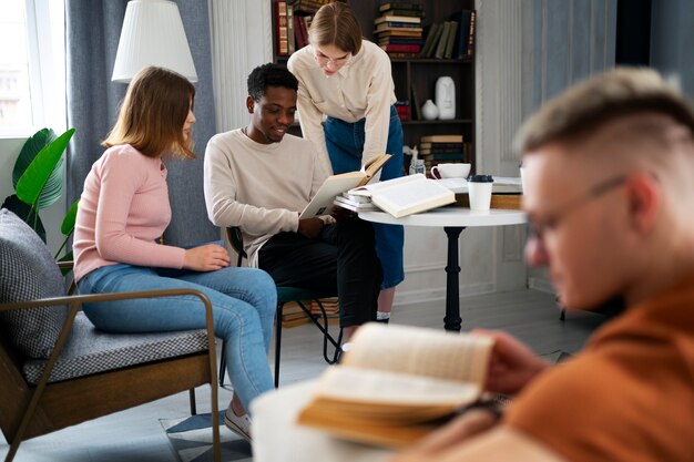 Pessoas na biblioteca ou clube de leitura aprendendo com os livros