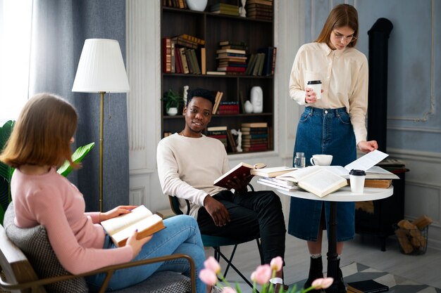 Pessoas na biblioteca ou clube de leitura aprendendo com os livros