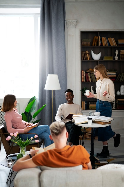 Foto grátis pessoas na biblioteca ou clube de leitura aprendendo com os livros