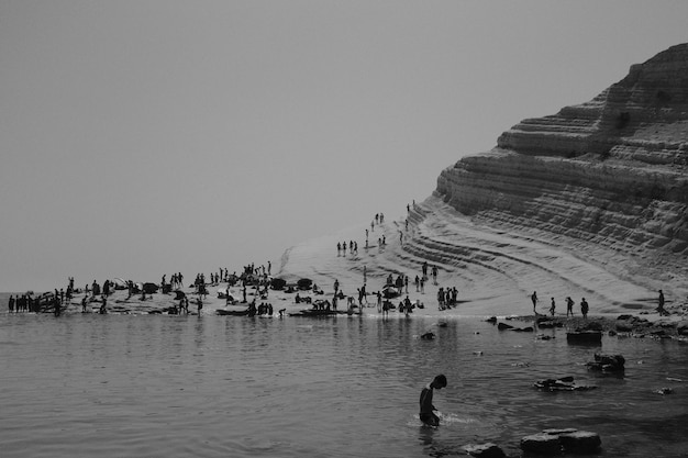 Foto grátis pessoas na praia em preto e branco