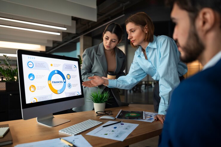 Foto grátis pessoas no escritório analisando e verificando gráficos financeiros