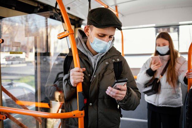 Pessoas no transporte público usando máscara