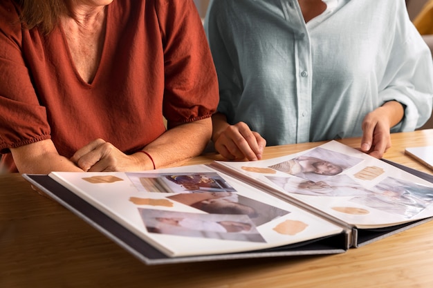 Foto grátis pessoas olhando para a vista frontal do álbum de fotos