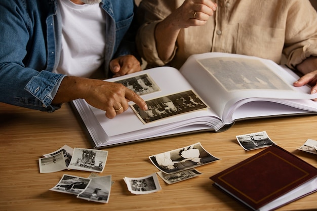 Foto grátis pessoas olhando por cima do álbum de fotos