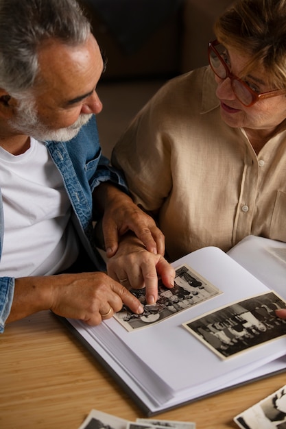 Pessoas olhando por cima do álbum de fotos